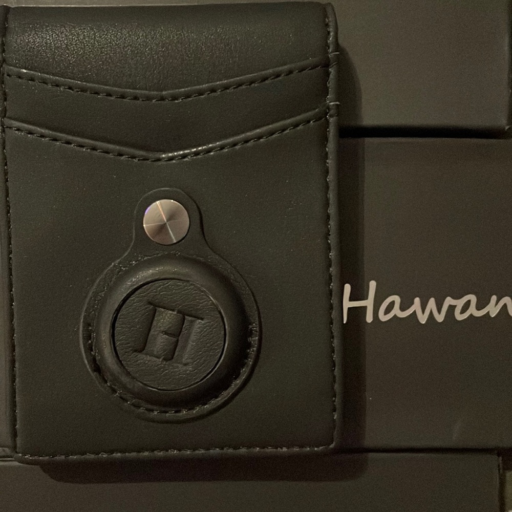 New in Box Hawanik - Black AirTag Bifold Wallet